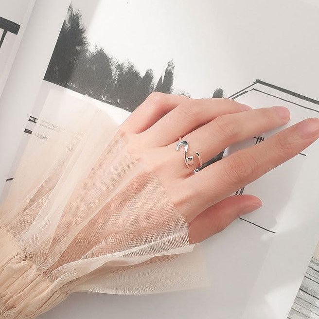 S925 silver cat-shaped ring with a gentle, curved design